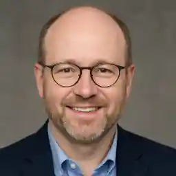 Photo de Pierre Morel, joueur de Toulouse partageant son expérience sur Winningz Casino, rappelant que le jeu en ligne doit rester un divertissement.